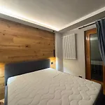 Apartament Wood House